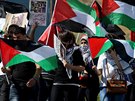 Palestinci demonstrují u msta Nábulus na Západním behu proti náletm...