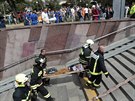 lenové záchranných slueb odnáejí zranné z moskevského metra, kde vykolejily...