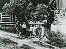 Nedatovaný snímek ukazuje rodinu ijicí ve Vacardov mlýn kolem roku 1900.