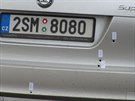 Detail prstel na karosérii kradeného auta
