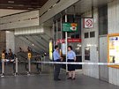Policisté hlídkují u vstupu do stanice metra Kaerov