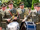 Vojenská hudba doprovázela smutení obad v Týniti nad Orlicí, kde se...