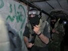 Bojovníci Hamasu v podezemním tunelu pod hranicíc s Izraelem.