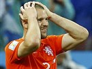 Nizozemský obránce Ron Vlaar se chytá za hlavu, práv nedal penaltu v...