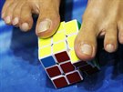 Skládání Rubikovy kostky nohama na pardubickém festivalu Czech Open