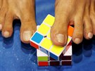 Skládání Rubikovy kostky nohama na pardubickém festivalu Czech Open