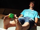 Tomá Novotný zvítzil ve skládání Rubikovy kostky nohama