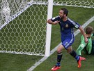 ZBYTENÁ RADOST. Argentinský útoník Gonzalo Higuaín slaví, v euforii ubhne...