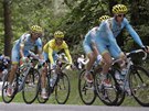 OCHRANKA. Vincenzo Nibali ve lutém dresu lídra obklopený svými paráky z týmu