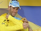 ZPÁTKY DO LUTÉHO. Vincenzo Nibali po desáté etap Tour de France znovu obléká