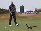 S BAANTEM. Rory McIlroy ml na jednom z green pi druhém kole The Open