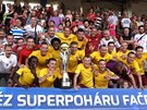 DALÍ TRIUMF. Fotbalisté Sparty s trofejí pro vítze Superpoháru. 