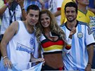 Argentintí fanouci se fotí s píznivkyní Nmecka.