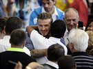 Bývalý anglický záloník David Beckham a legendární Pelé (zády) se vítají ped...