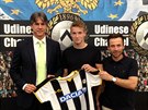 Talentovaný Jakub Jankto pózuje s dresem Udinese Calcio. Vpravo hráv manaer...