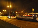 Tragická nehoda, pi které autobus srazil v Hradci Králové na pechodu chodce....