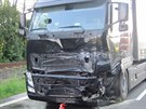 Sráku s tkým nákladním autem idi osobního vozu nepeil.