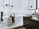 Koupelna je obloená umlým velkoformátovým mramorem 60 × 120 cm. Vedle voln...
