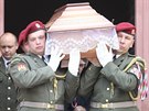Vojáci vynáejí z kostela sv. Ignáce v Chomutov rakev s ostatky Davida Benee,...