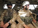etí vojáci uvnit obrnného vozidla na základn Bagrám v Afghánistánu