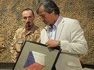 Vojáci ministrovi Stropnickému darovali vlajku z výbuchem pokozeného obrnnce.