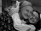 Nataa Tanská (vpravo) ve filmu Babika z roku 1940 jako postava Barunky, která...