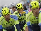Alberto Contador v esté etap Tour de France obklopen svými kolegy z týmu...