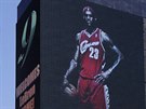 VÍTEJ DOMA! Cleveland Cavaliers vítjí LeBrona Jamese obím billboardem.