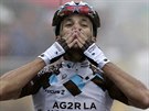 Blel Kadri triumfáln vjídí do cíle 8. etapy Tour de France.