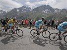 Nositel lutého trikotu Vincenzo Nibali (tetí zprava) bhem 14. etapy Tour de...