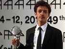 Argentinec Nahuel Pérez Biscayart pózuje s cenou pro herce festivalu (12....