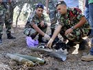 Libanontí vojáci zkoumají zbytky raket, které byly zejm odpáleny na Izrael z...
