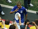 VÍTÁNÍ ZRANNÉ HVZDY. Brazilský útoník Neymar zdraví fanouky.