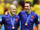 S BRONZEM NA KRKU. Nizozemtí fotbalisté Arjen Robben (vlevo) a Stefan de Vrij.