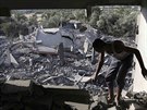 Palestinský mu prohledává trosky domu znieného izraelským náletem na Pásmo...