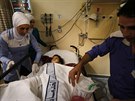 Zranná palestinská dívka leí ve zdravotním centru Al Hussein poté, co byla...