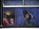 Obyvatelé Doncku sedí v autobusu míícího do Rostova na Donu, ruského msta...