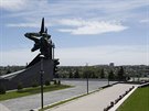 Monument ze sovtské éry nazvaný Osvoboditeé Donbasu stojí v centru parku...