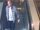 Policie hledá mladíka, který osahává v metru dívky
