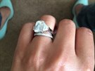 Cheryl Cole se pochlubila zásnubním a snubním prstenem (14. ervence 2014).