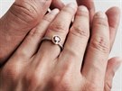 Emilie Livingstonová ukázala snubní prsten od Jeffa Goldbluma (14. července...