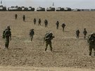 Izraeltí vojáci poblí hranic s Pásmem Gazy (13.  ervence 2014).