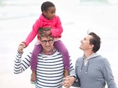 Homosexualita rodičů děti nijak nepoškozuje, naopak, tvrdí studie.