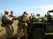 Nakl�d�n� �zran�n�ho� do robotick�ho vozidla GUSS b�hem cvi�en� RIMPAC 2014.