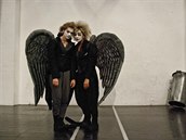 Hereka Vanda Hybnerová (vpravo) hraje v pedstavení ANGEL-ly jako klaunka.