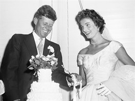 Také John F. Kennedy se ml pozdji stát prezidentem, ale v roce 1953, kdy si...