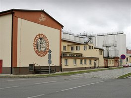 Před budovou Gambrinusu. Nejprodávanější české pivo připravuje asi třicet lidí.