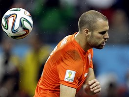 Nizozemsk obrnce Ron Vlaar uhb mi, kter po jeho stele z penalty vyrazil...