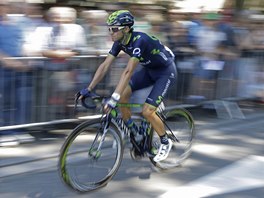 SOUSTEDN. Alejandro Valverde ped startem jedenct etapy Tour de France. 