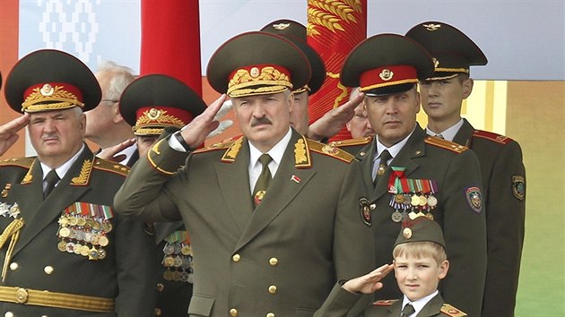 Blorusk prezident Alexandr Lukaenko sleduje vojenskou pehldku k vro Dne nezvislosti. (3. ervence 2011)